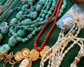 Pearls with gold, gold cameo