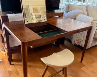 Mid Century Vanity....soooo incredible!