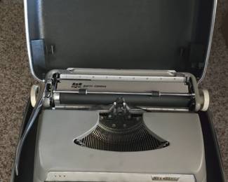 VINTAGE SMITH CORONA TYPEWRITER
