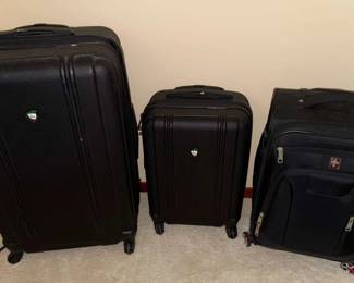 AAE015 Three Travel Suitcases Mia Toro Iatalian & Swiss Tech