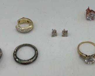 AAE115-Wonderful Assortment of Vintage Costume Jewelry