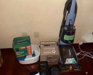 AAE033 Hoover Carpet & Upholstery Vacuum with Miscellaneous Household Goods