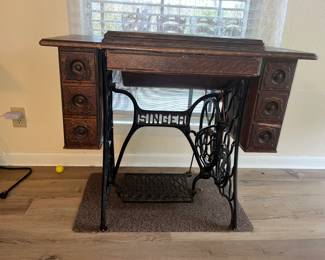 EXCELLENT ANTIQUE SINGER TREADLE SEWING MACHINE!