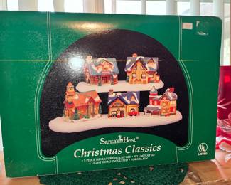 LIGHTED CHRISTMAS HOUSES SET