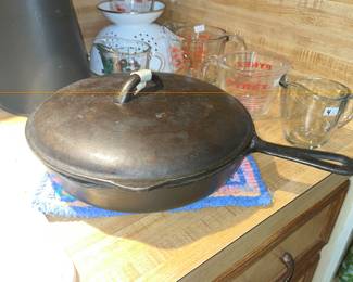 VINTAGE CAST IRON SKILLET w/ COVER