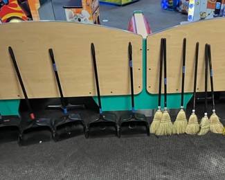 CCS065 6 Rubbermaid Dustpans + 8 Brooms