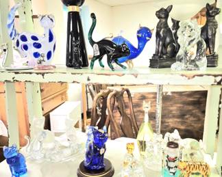 Glass cat and kitten figurines