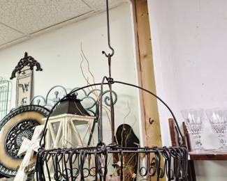 Hanging cast iron displayer