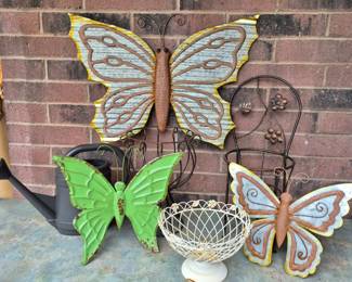 Much yard art and decor