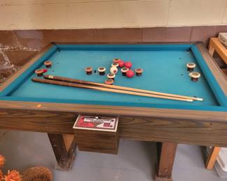 Bumper pool table