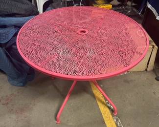Round pink patio table