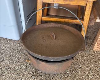 Cast iron 10 inch Dutch oven