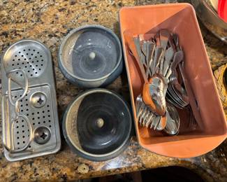 Stainless steel flatware set