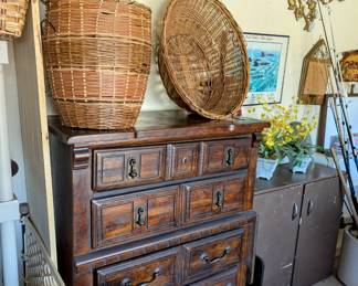 Chest of drawers - heavy wood - 64.00