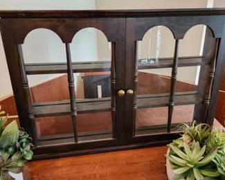 Hanging cabinet, open back, tracts for plates