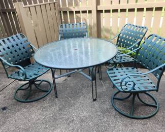 Outdoor set, 2 chairs w round base, 2 chairs with just legs