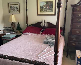  4 poster bed ( Just pretty)