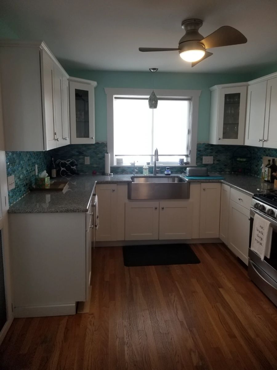 Pretty white contemporary U-shaped kitchen