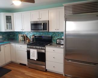 White contemporary U-shaped kitchen (NOTE: Owner keeping Sub-Zero refrigerator)