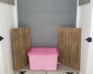 Vinyl outdoor shower: central dressing room