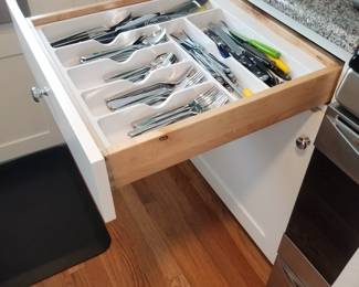 Kitchen cabinetry: self-closing drawers
