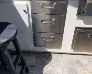 Outdoor kitchen: drawers & cabinetry
