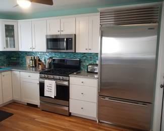 White contemporary U-shaped kitchen (NOTE: Owner keeping Sub-Zero refrigerator)