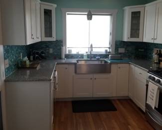 Pretty white contemporary U-shaped kitchen