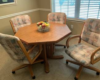 Kitchen eat in area - Dinging table (octagon shape with 4 chairs
