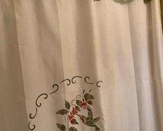Shower curtain in main bathroom