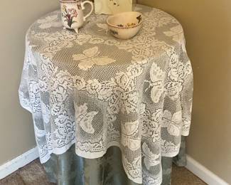 Table, tablecloth & decor items