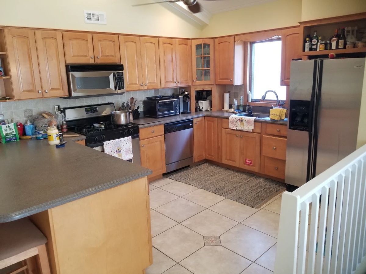 North side kitchen: Nicely updated U-shaped kitchen with lots of cabinets