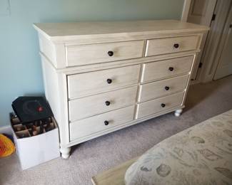 King bedroom suite: 8-drawer dresser