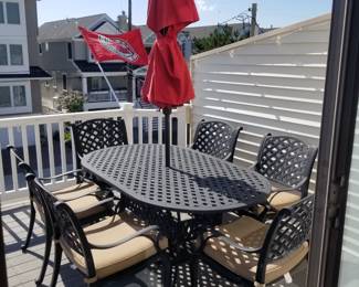 Cast aluminum dining set with market umbrella seats 6