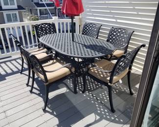 Cast aluminum dining set with market umbrella seats 6