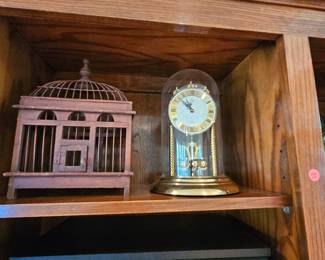 Decorative birdcage
Swirling pendulum brass /gold colored clock