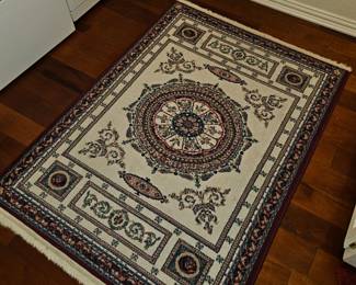 Gorgeaous clean small rug
