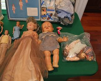 Antique dolls
Open/close eyes