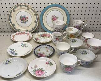 Tea Cups & Saucers 