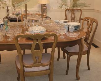 French provincial dining table with 6 chairs in great condition