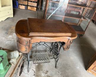 Singer sewing machine with machine. Peddle 