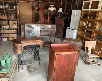 Display case ball and foot 