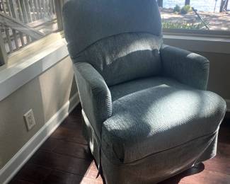 Small scale swivel rocker