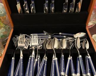 Cute and serviceable dark blue flatware in a solid wood case, excellent. 8 place