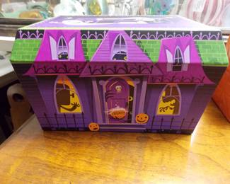 Treat box that talks when open