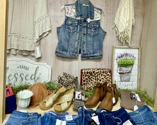 CLOTHES/SHOES/ACCESSORIES