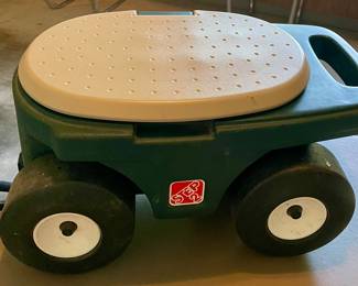 STEP 2 GARDEN CART/STOOL
