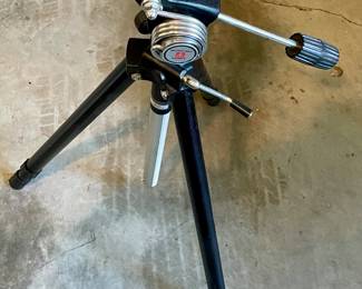 HEAVY DUTY QUICK-SET HUSKY TRIPOD