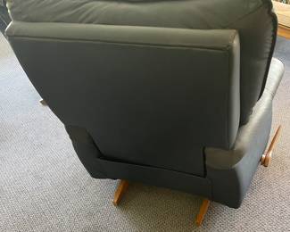 2-TONE (SLATE BLUE/NAVY BLUE) LEATHER LA-Z-BOY RECLINER 