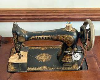 ANTIQUE SINGER TREADLE SEWING MACHINE/CABINET
